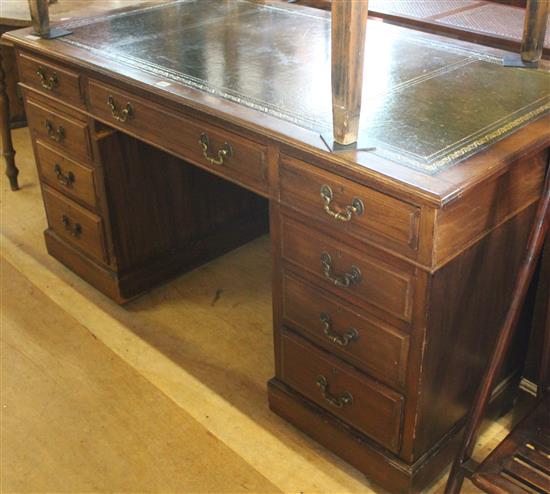 Late Victorian mahogany pedestal desk